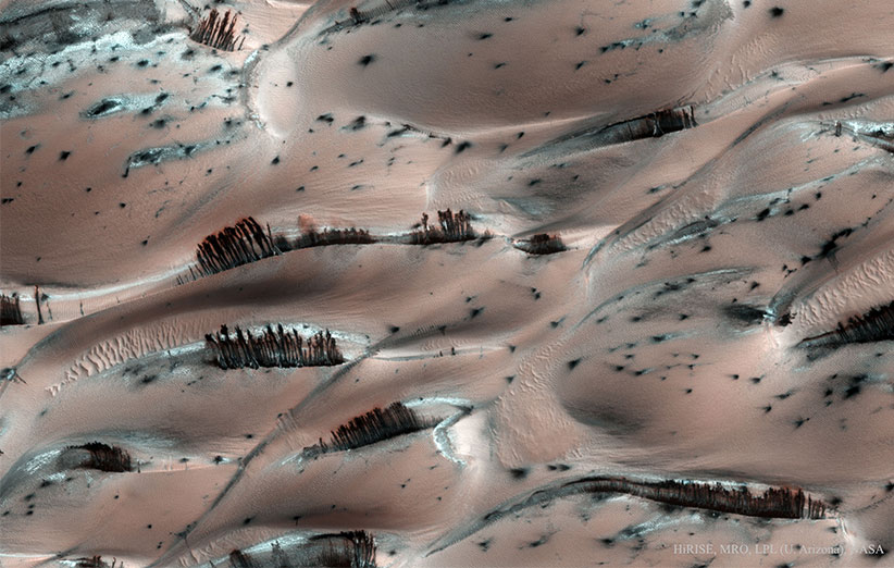 تصویر نجومی روز ناسا (۸ آذر ۹۴): آبشارهای تیره‌ی شنی مریخ
